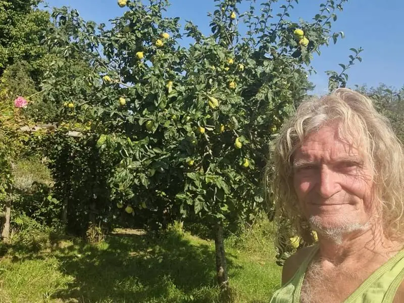Loek Gorris tussen de appelbomen