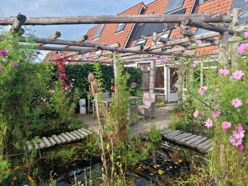 Pergola aan een woonhuis