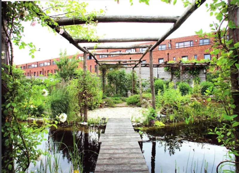 Pergola over een natuurvijver
