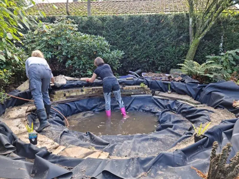 Het team van Eco-Care plant een nieuwe tuin aan